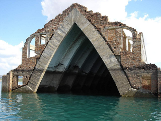 Illustration for article titled 5 Remarkable Ghost Towns Drowned by Damming